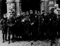 Roman Abraham ze swoim oddziaem w dniu wyzwolenia Lwowa - 22.XI.1918 r - przed ratuszem lwowskim